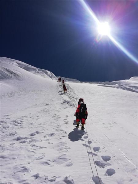 5月24日晚,2020珠峰高程测量登山队队员到达海拔7028米的北坳营地 2020珠峰高程测量登山队图