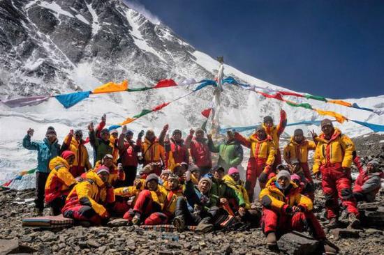2016年4月23日,西藏拉萨喜马拉雅登山向导学校的向导们在登攀珠峰时合影。新华社发(扎西次仁摄)
