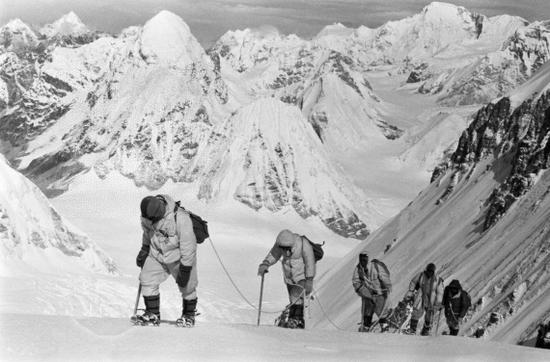 1960年5月,中国登山队队员在海拔7150米的冰雪坡上行进。新华社发